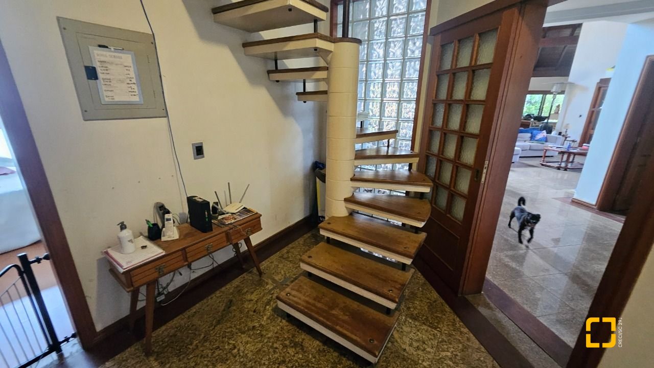 Casa com 430m², 12 quartos (sendo 5 suítes), 2 garagens, no bairro Jurerê em Florianópolis