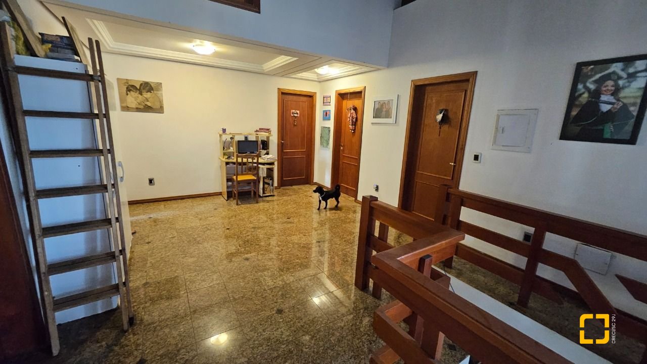 Casa com 430m², 12 quartos (sendo 5 suítes), 2 garagens, no bairro Jurerê em Florianópolis