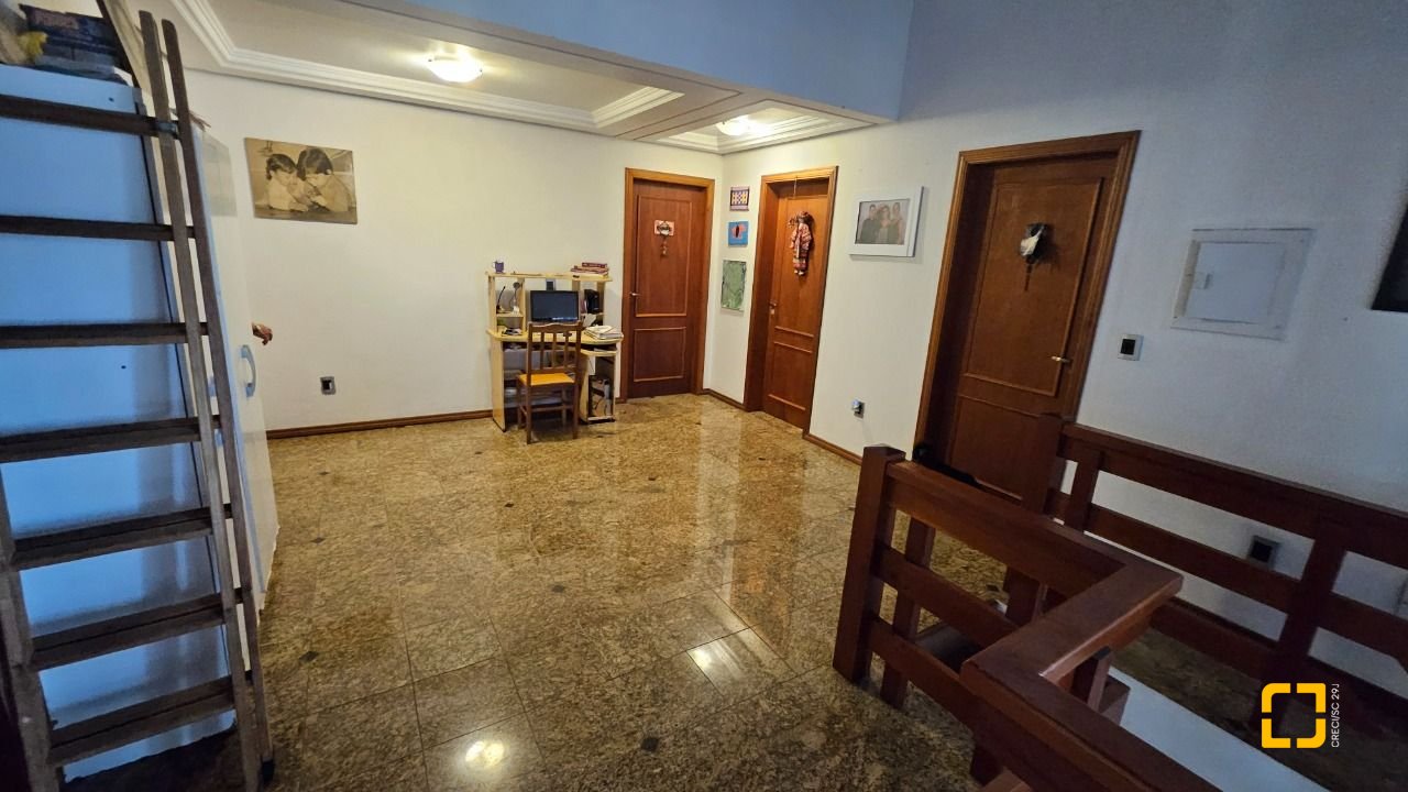 Casa com 430m², 12 quartos (sendo 5 suítes), 2 garagens, no bairro Jurerê em Florianópolis