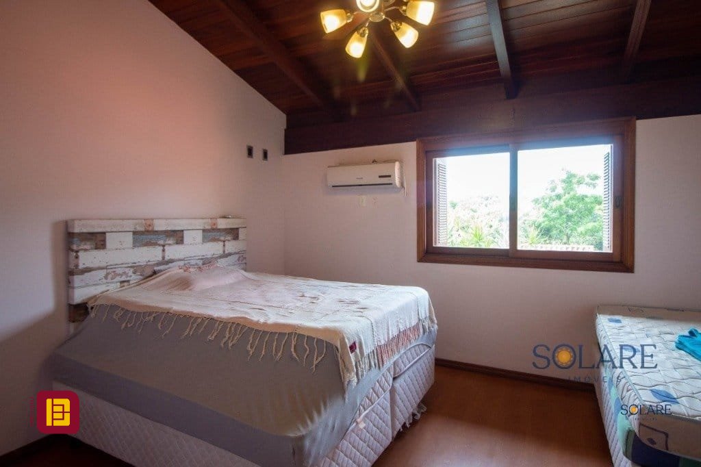 Casa com 430m², 12 quartos (sendo 5 suítes), 2 garagens, no bairro Jurerê em Florianópolis