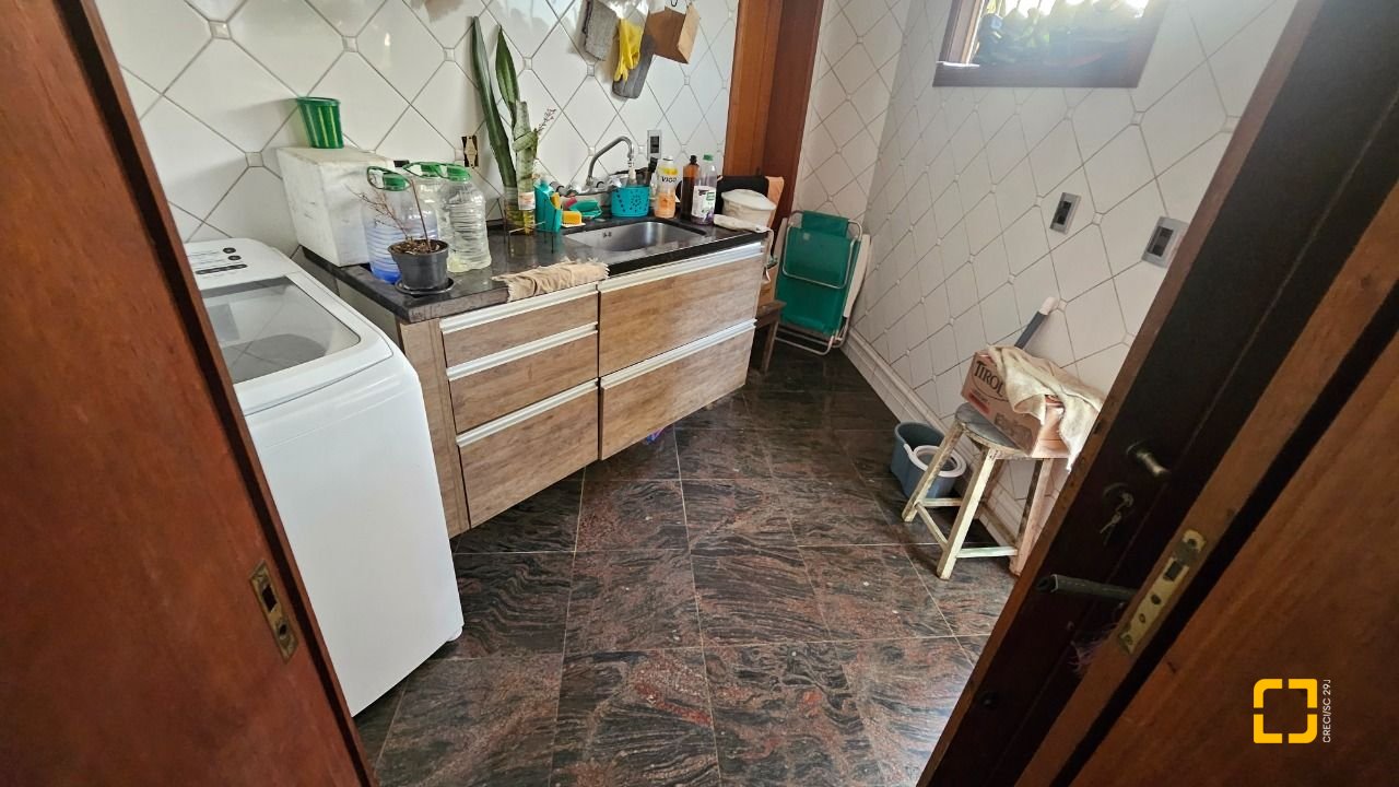 Casa com 430m², 12 quartos (sendo 5 suítes), 2 garagens, no bairro Jurerê em Florianópolis