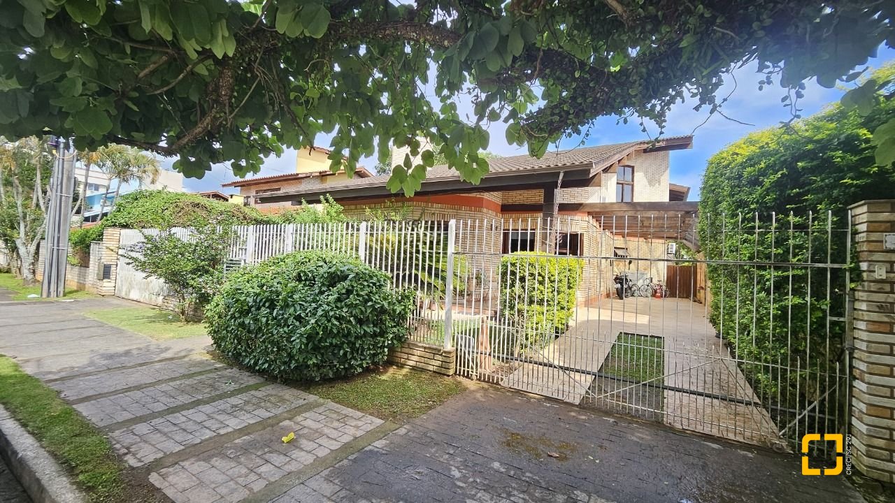 Casa com 430m², 12 quartos (sendo 5 suítes), 2 garagens, no bairro Jurerê em Florianópolis