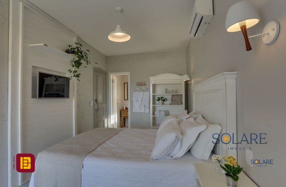 Hotel com 350m², 10 quartos (sendo 10 suítes), no bairro Canasvieiras em Florianópolis