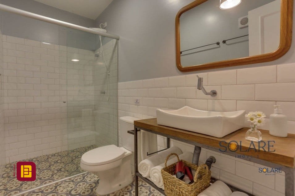 Hotel com 350m², 10 quartos (sendo 10 suítes), no bairro Canasvieiras em Florianópolis