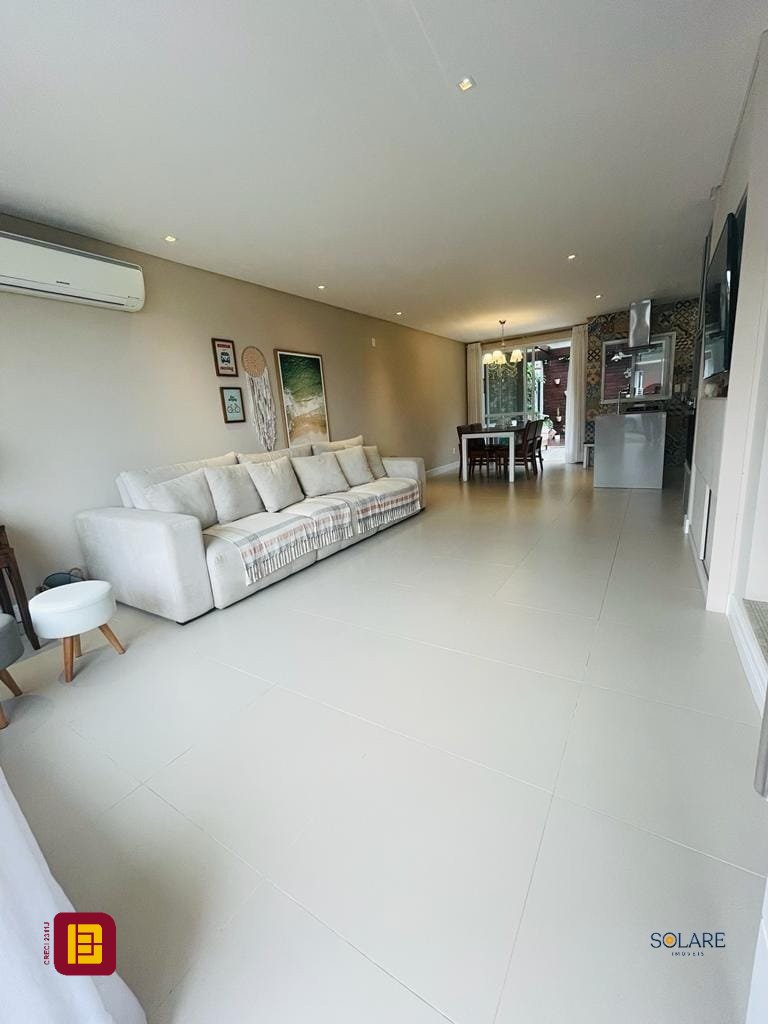 Casa de Condomínio com 149m², 3 quartos (sendo 1 suíte), 2 garagens, no bairro Sambaqui em Florianópolis
