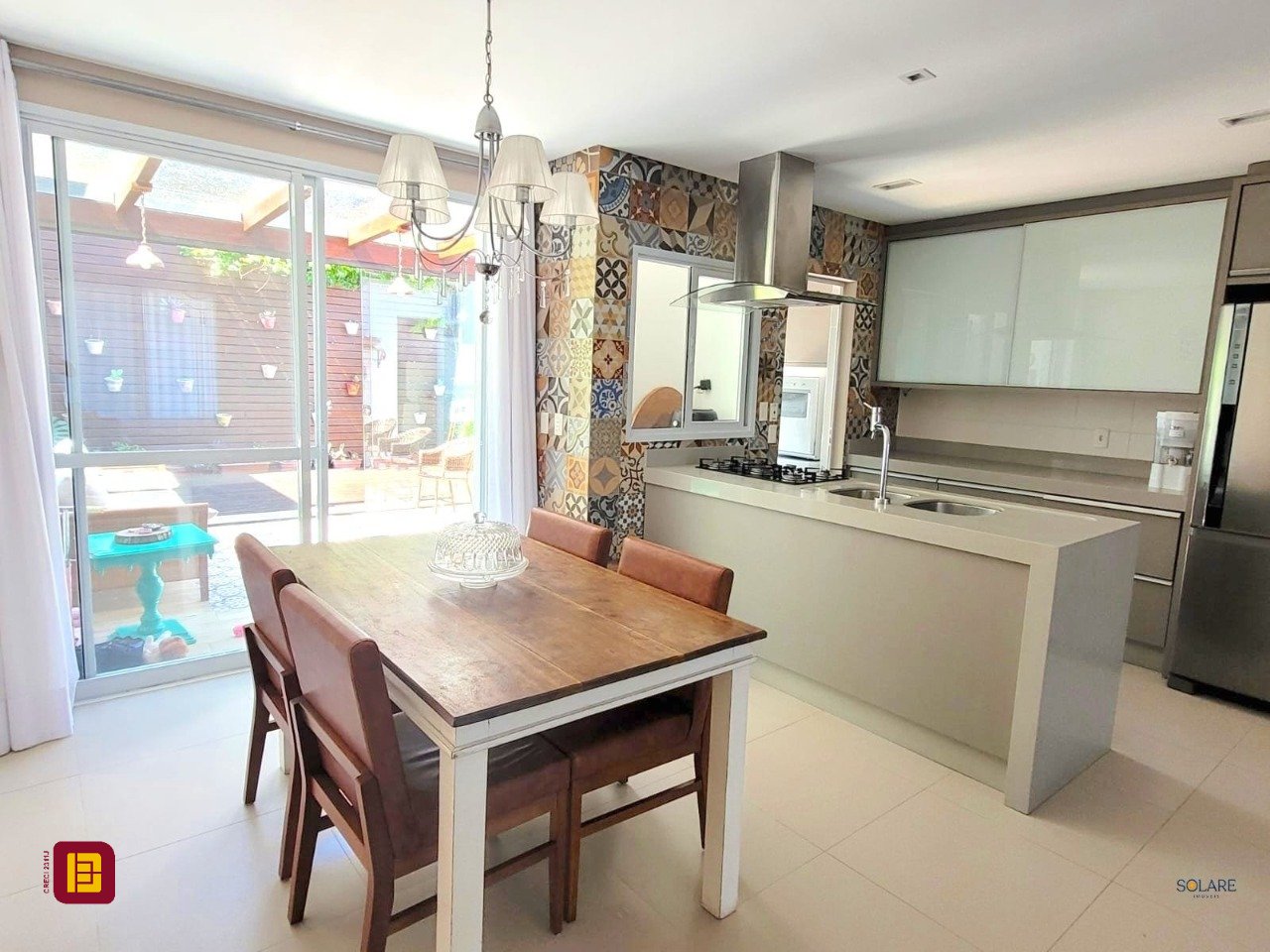 Casa de Condomínio com 149m², 3 quartos (sendo 1 suíte), 2 garagens, no bairro Sambaqui em Florianópolis