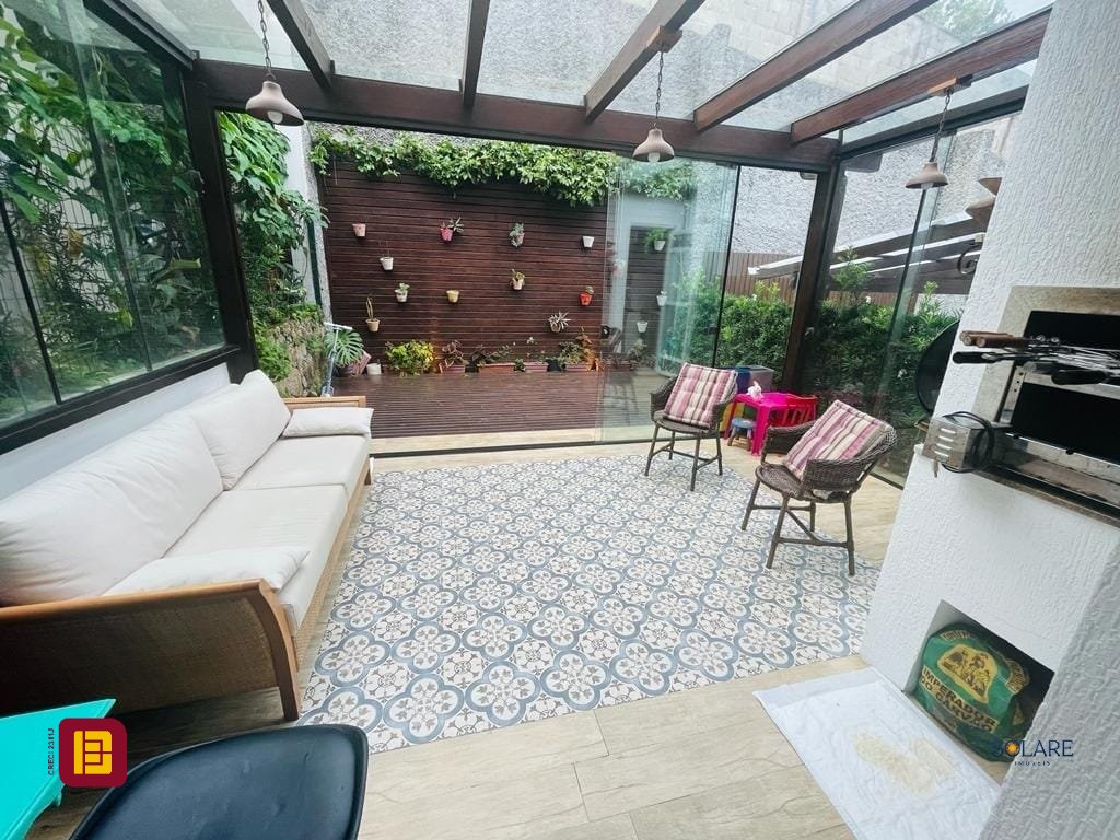 Casa de Condomínio com 149m², 3 quartos (sendo 1 suíte), 2 garagens, no bairro Sambaqui em Florianópolis