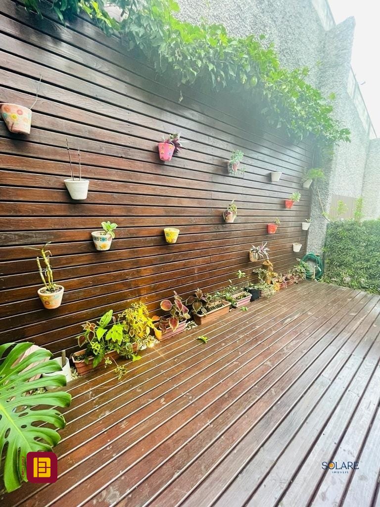 Casa de Condomínio com 149m², 3 quartos (sendo 1 suíte), 2 garagens, no bairro Sambaqui em Florianópolis