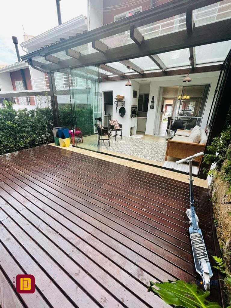 Casa de Condomínio com 149m², 3 quartos (sendo 1 suíte), 2 garagens, no bairro Sambaqui em Florianópolis