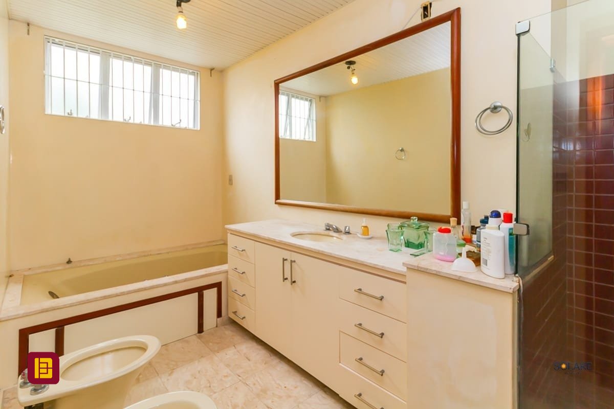 Apartamento com 230m², 5 quartos (sendo 1 suíte), 2 garagens, no bairro Agronômica em Florianópolis