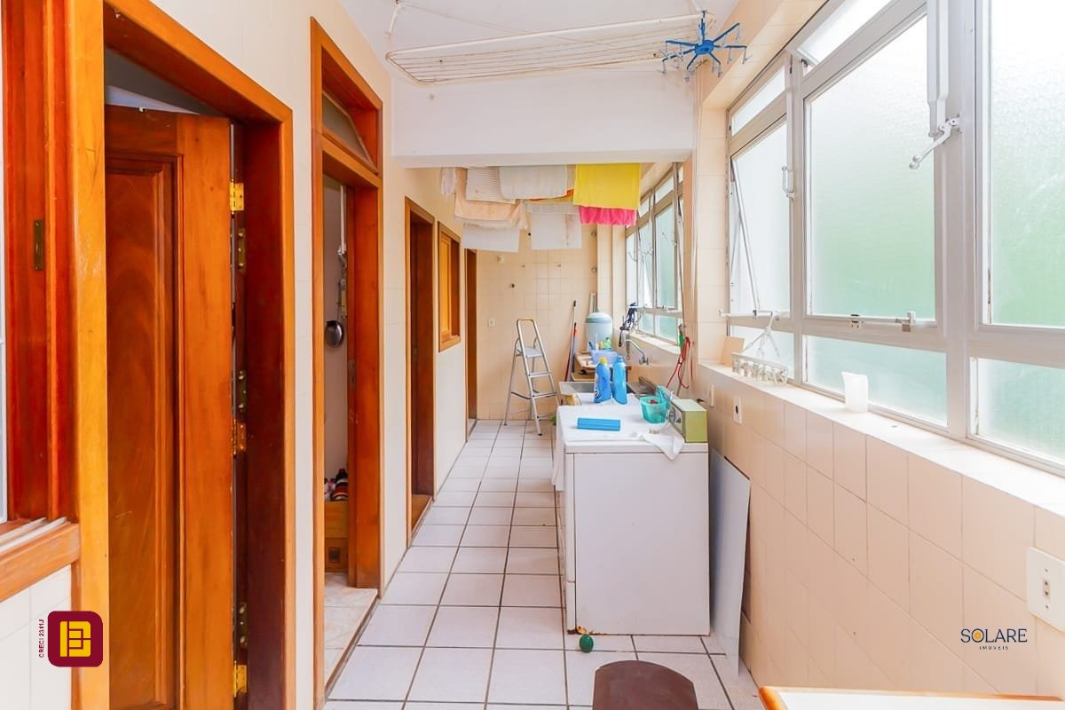 Apartamento com 230m², 5 quartos (sendo 1 suíte), 2 garagens, no bairro Agronômica em Florianópolis