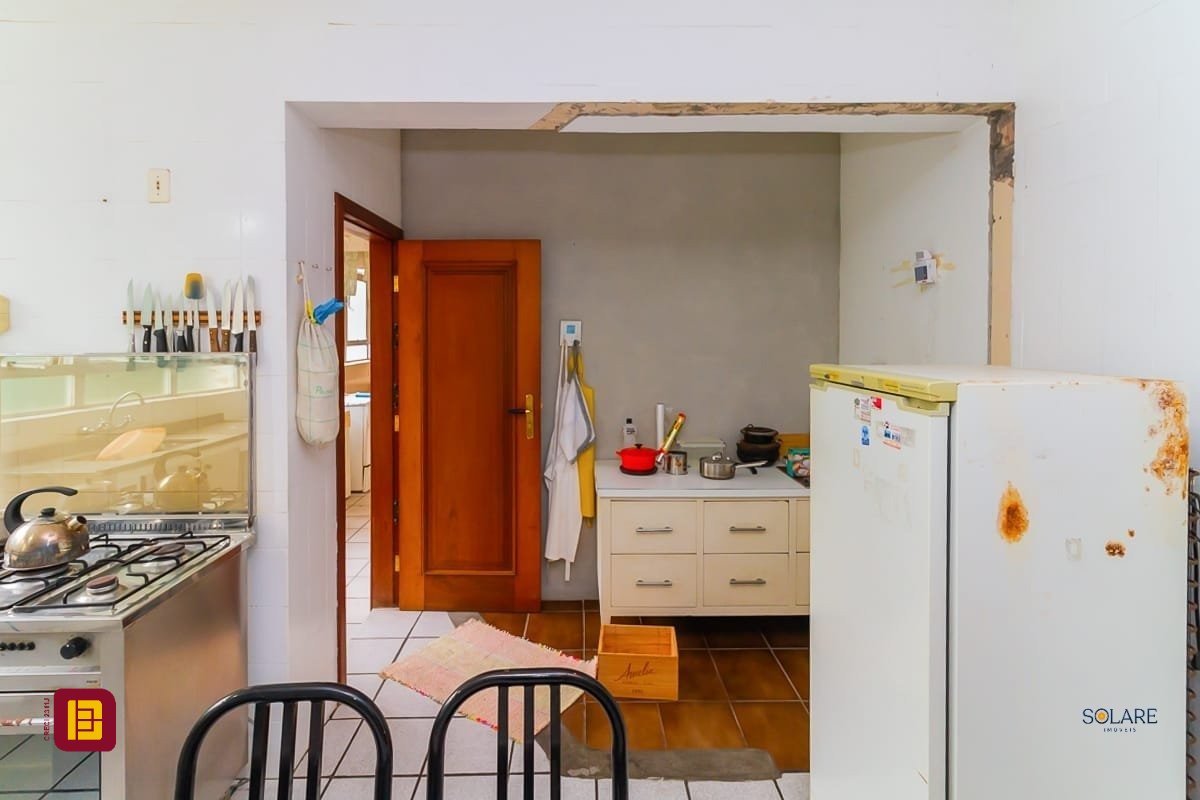 Apartamento com 230m², 5 quartos (sendo 1 suíte), 2 garagens, no bairro Agronômica em Florianópolis