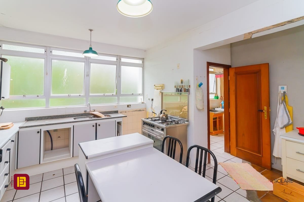 Apartamento com 230m², 5 quartos (sendo 1 suíte), 2 garagens, no bairro Agronômica em Florianópolis