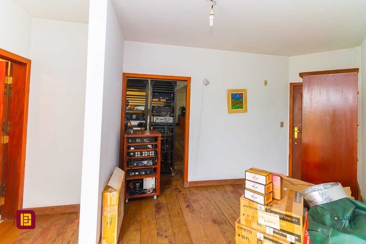 Apartamento com 230m², 5 quartos (sendo 1 suíte), 2 garagens, no bairro Agronômica em Florianópolis