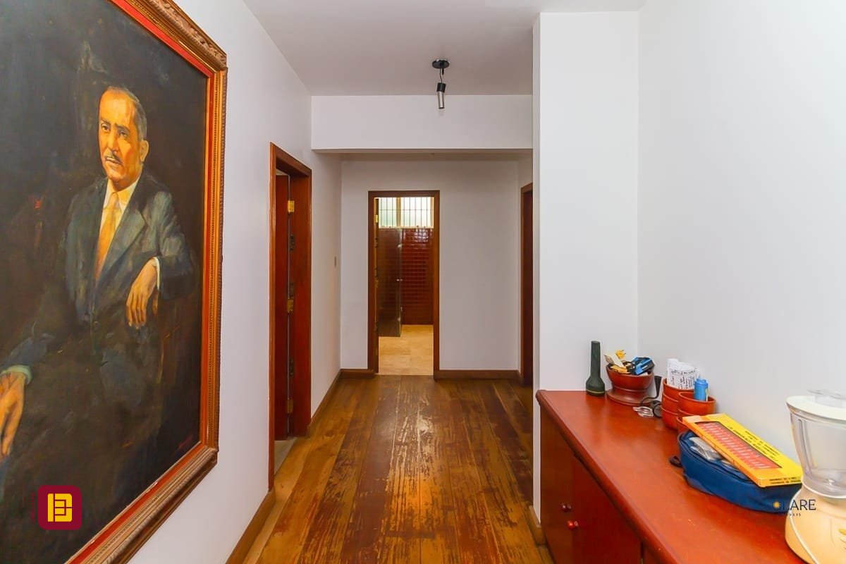 Apartamento com 230m², 5 quartos (sendo 1 suíte), 2 garagens, no bairro Agronômica em Florianópolis