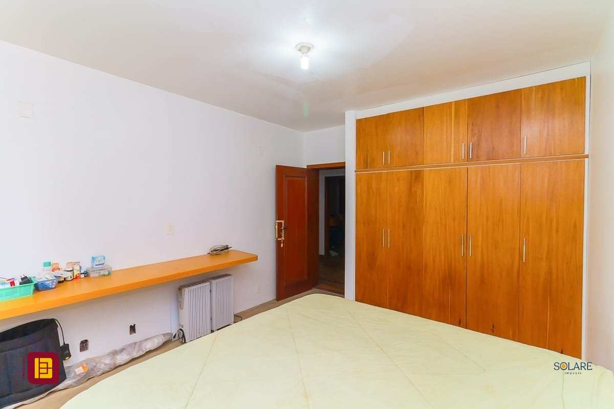 Apartamento com 230m², 5 quartos (sendo 1 suíte), 2 garagens, no bairro Agronômica em Florianópolis