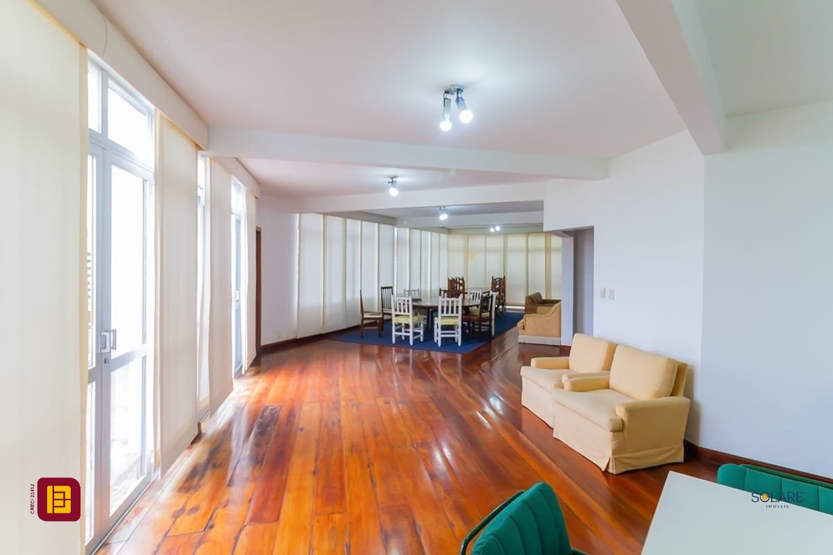 Apartamento com 230m², 5 quartos (sendo 1 suíte), 2 garagens, no bairro Agronômica em Florianópolis