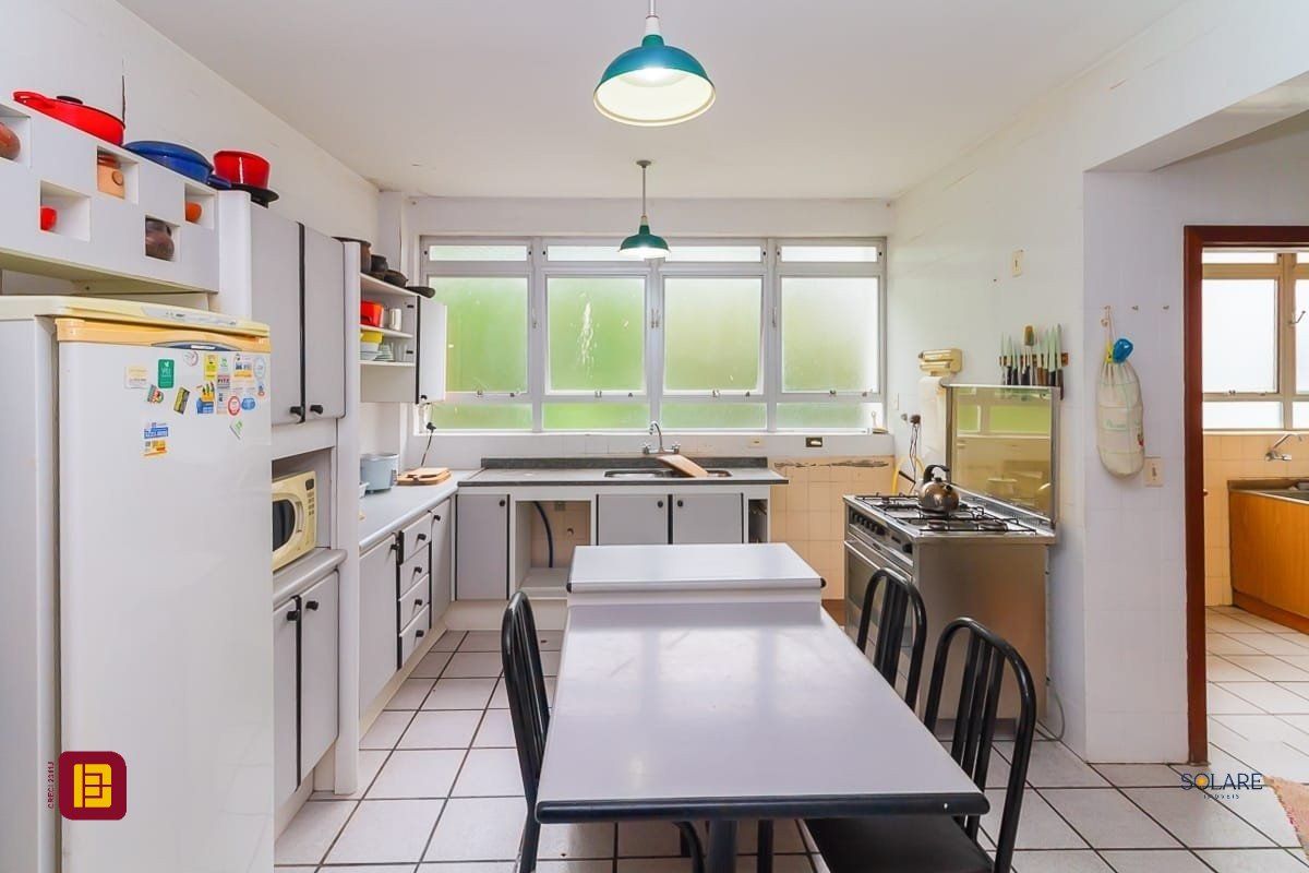 Apartamento com 230m², 5 quartos (sendo 1 suíte), 2 garagens, no bairro Agronômica em Florianópolis