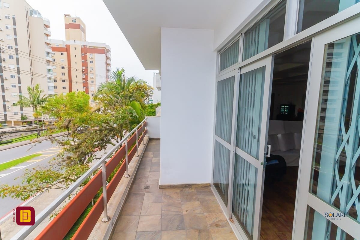 Apartamento com 230m², 5 quartos (sendo 1 suíte), 2 garagens, no bairro Agronômica em Florianópolis