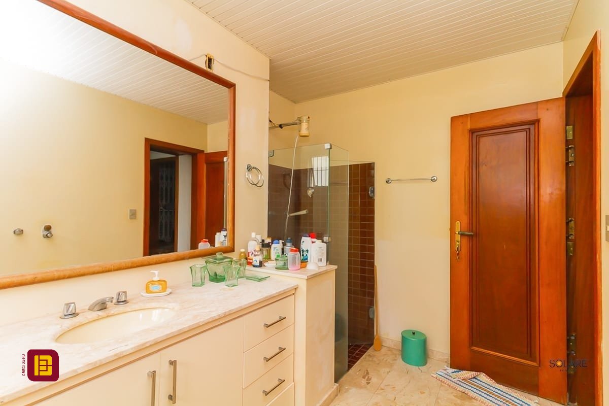 Apartamento com 230m², 5 quartos (sendo 1 suíte), 2 garagens, no bairro Agronômica em Florianópolis