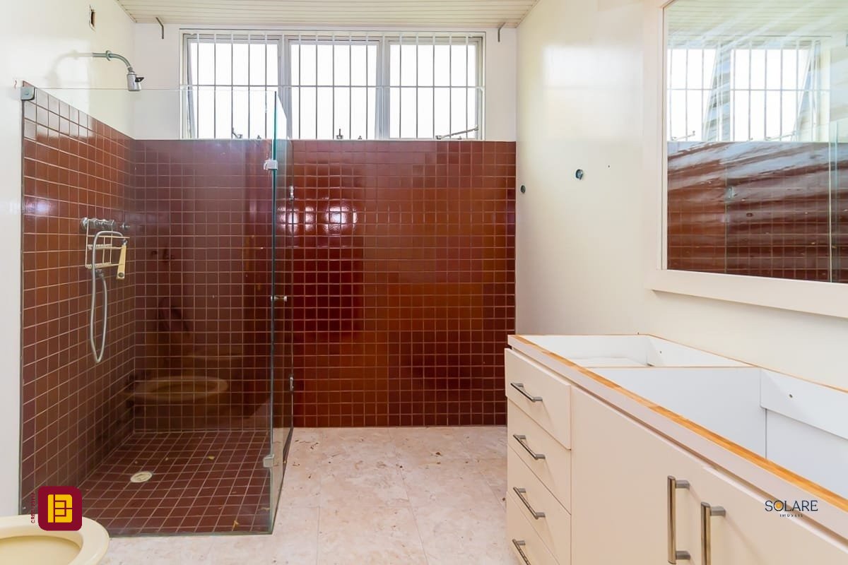 Apartamento com 230m², 5 quartos (sendo 1 suíte), 2 garagens, no bairro Agronômica em Florianópolis