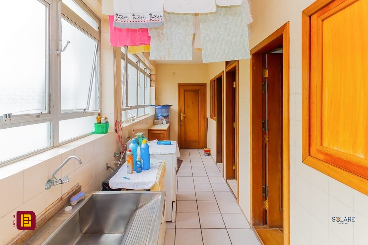 Apartamento com 230m², 5 quartos (sendo 1 suíte), 2 garagens, no bairro Agronômica em Florianópolis