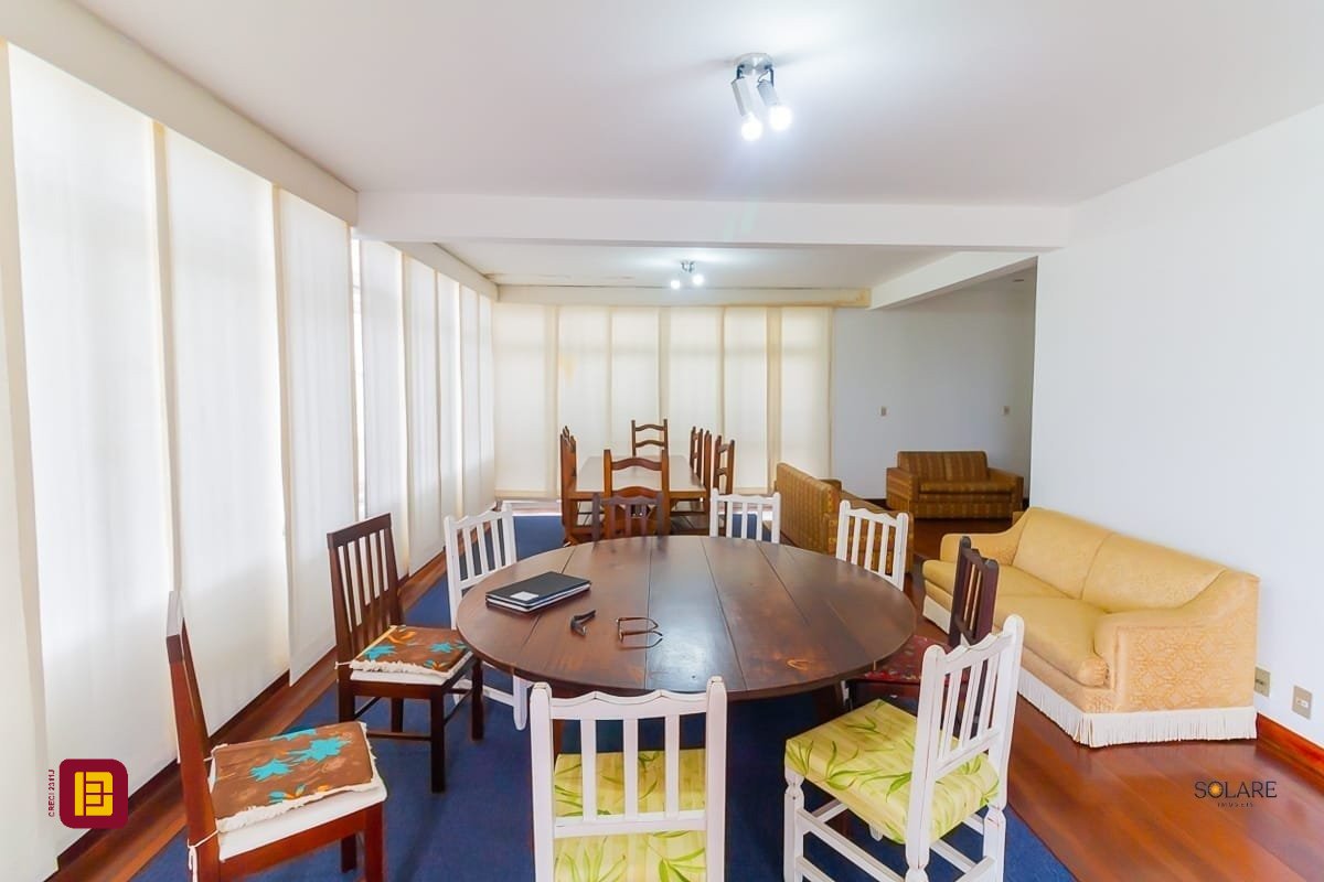 Apartamento com 230m², 5 quartos (sendo 1 suíte), 2 garagens, no bairro Agronômica em Florianópolis