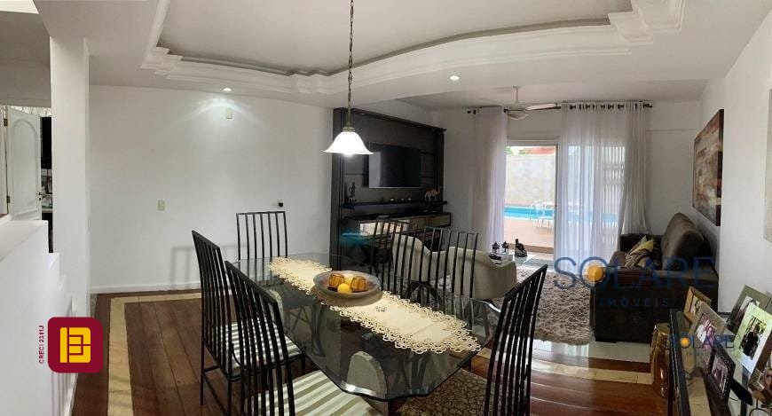 Casa com 214m², 5 quartos (sendo 1 suíte), 4 garagens, no bairro Carianos em Florianópolis