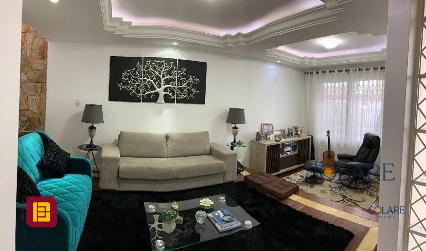 Casa com 214m², 5 quartos (sendo 1 suíte), 4 garagens, no bairro Carianos em Florianópolis