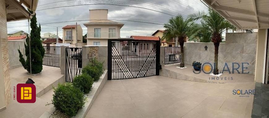 Casa com 214m², 5 quartos (sendo 1 suíte), 4 garagens, no bairro Carianos em Florianópolis