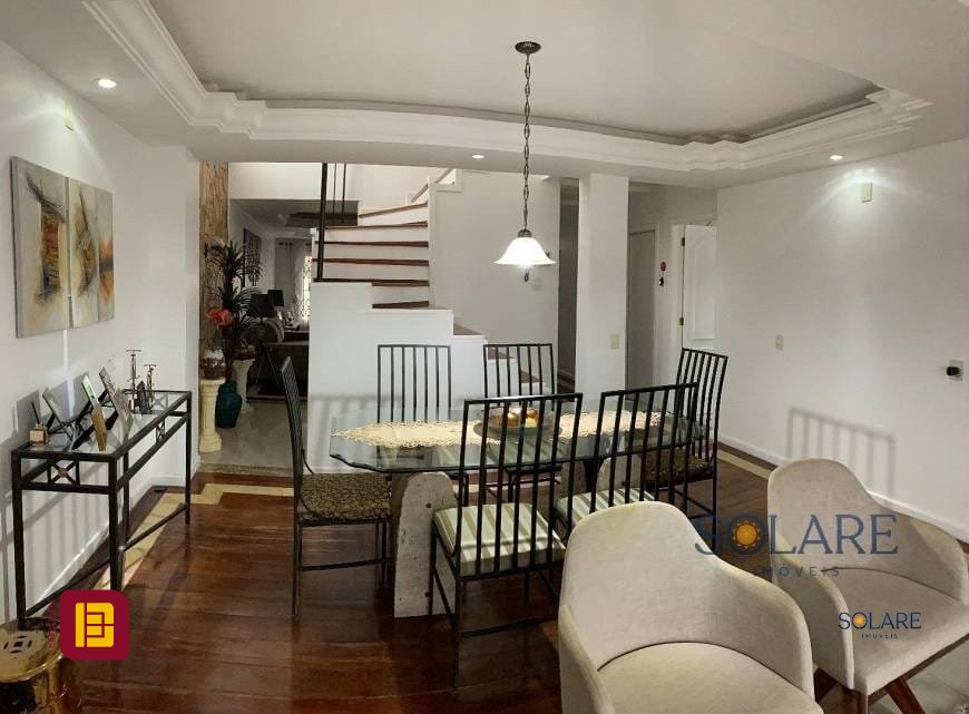 Casa com 214m², 5 quartos (sendo 1 suíte), 4 garagens, no bairro Carianos em Florianópolis