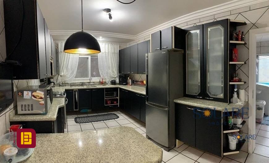 Casa com 214m², 5 quartos (sendo 1 suíte), 4 garagens, no bairro Carianos em Florianópolis