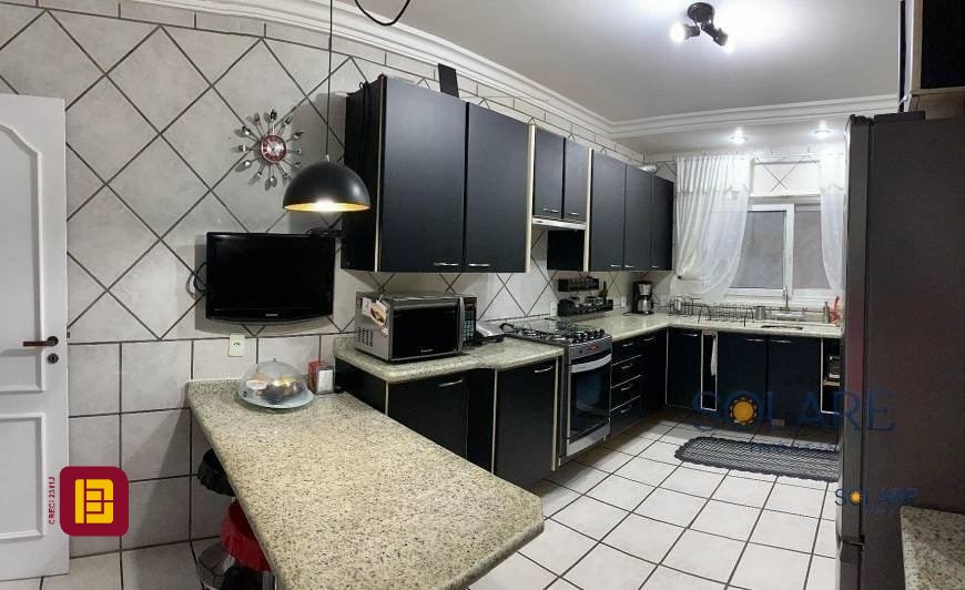 Casa com 214m², 5 quartos (sendo 1 suíte), 4 garagens, no bairro Carianos em Florianópolis