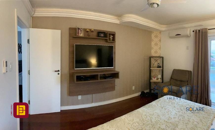 Casa com 214m², 5 quartos (sendo 1 suíte), 4 garagens, no bairro Carianos em Florianópolis