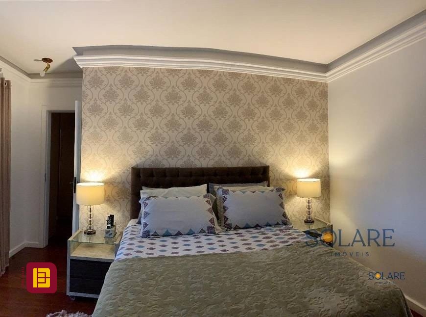 Casa com 214m², 5 quartos (sendo 1 suíte), 4 garagens, no bairro Carianos em Florianópolis