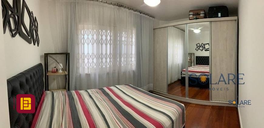 Casa com 214m², 5 quartos (sendo 1 suíte), 4 garagens, no bairro Carianos em Florianópolis