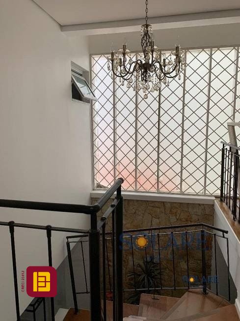 Casa com 214m², 5 quartos (sendo 1 suíte), 4 garagens, no bairro Carianos em Florianópolis