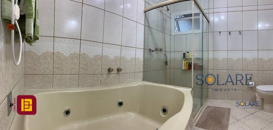 Casa com 214m², 5 quartos (sendo 1 suíte), 4 garagens, no bairro Carianos em Florianópolis