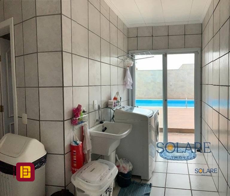 Casa com 214m², 5 quartos (sendo 1 suíte), 4 garagens, no bairro Carianos em Florianópolis