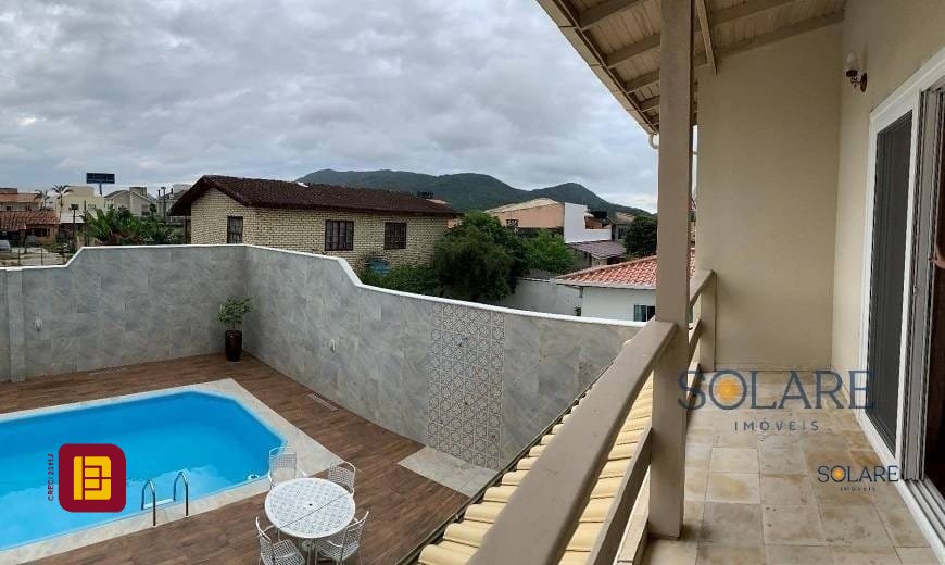 Casa com 214m², 5 quartos (sendo 1 suíte), 4 garagens, no bairro Carianos em Florianópolis