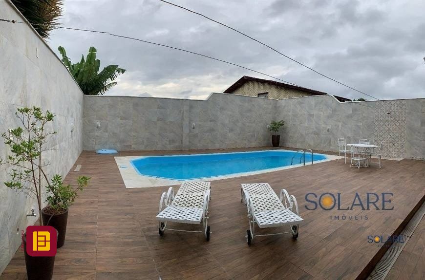 Casa com 214m², 5 quartos (sendo 1 suíte), 4 garagens, no bairro Carianos em Florianópolis