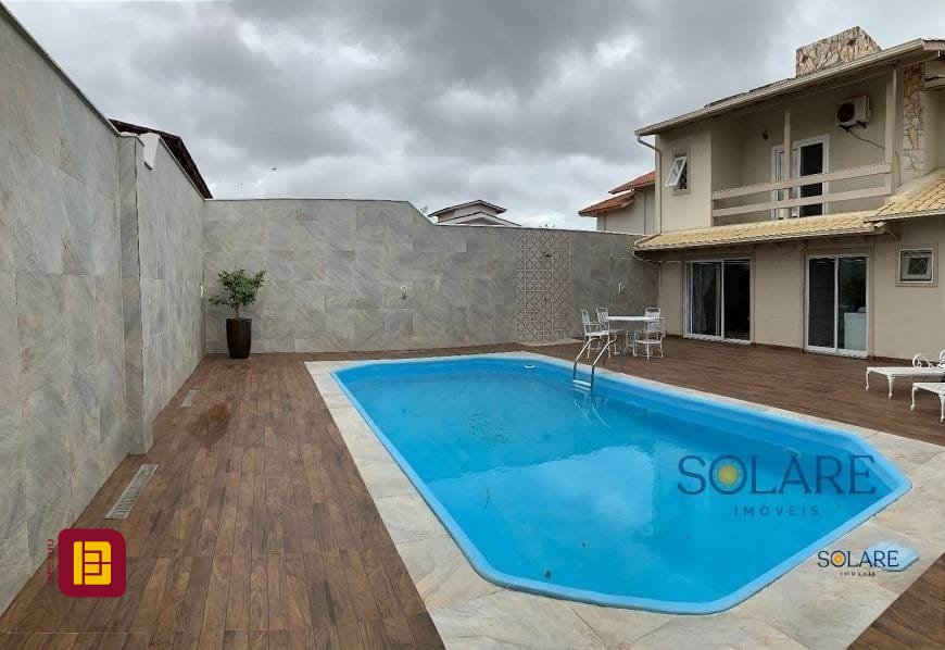 Casa com 214m², 5 quartos (sendo 1 suíte), 4 garagens, no bairro Carianos em Florianópolis