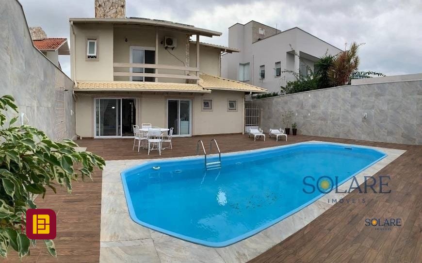 Casa com 214m², 5 quartos (sendo 1 suíte), 4 garagens, no bairro Carianos em Florianópolis