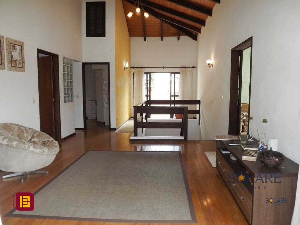 Casa com 356m², 7 quartos (sendo 1 suíte), 3 garagens, no bairro Trindade em Florianópolis