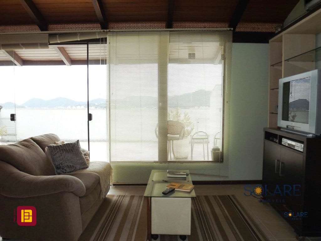 Casa com 356m², 7 quartos (sendo 1 suíte), 3 garagens, no bairro Trindade em Florianópolis