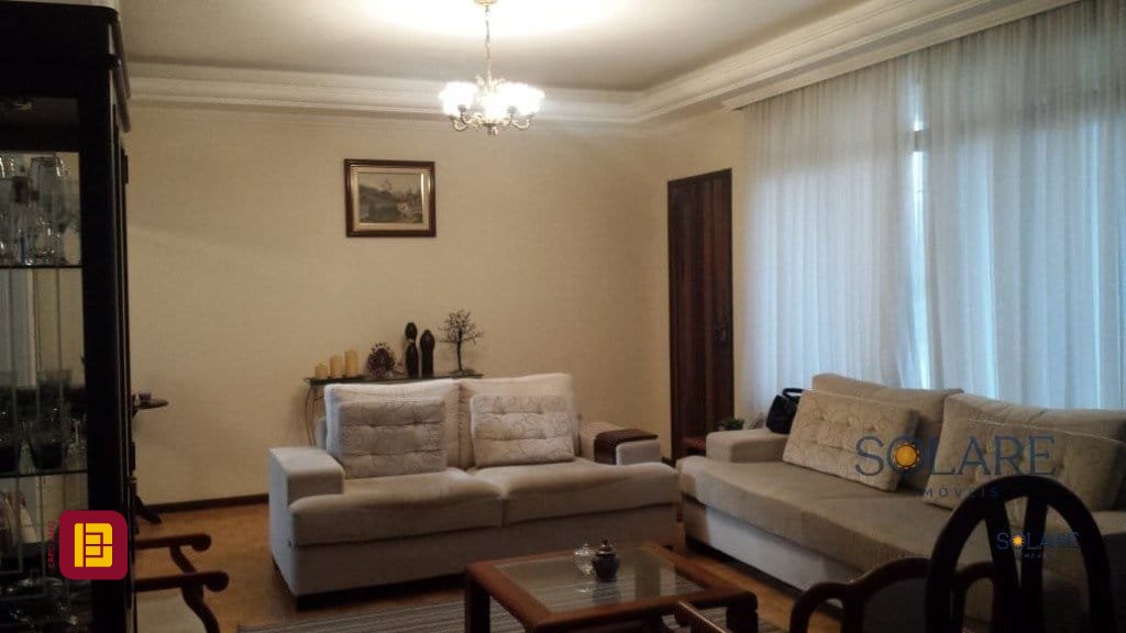 Casa com 356m², 7 quartos (sendo 1 suíte), 3 garagens, no bairro Trindade em Florianópolis