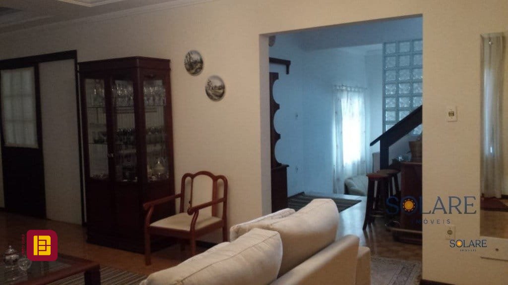 Casa com 356m², 7 quartos (sendo 1 suíte), 3 garagens, no bairro Trindade em Florianópolis