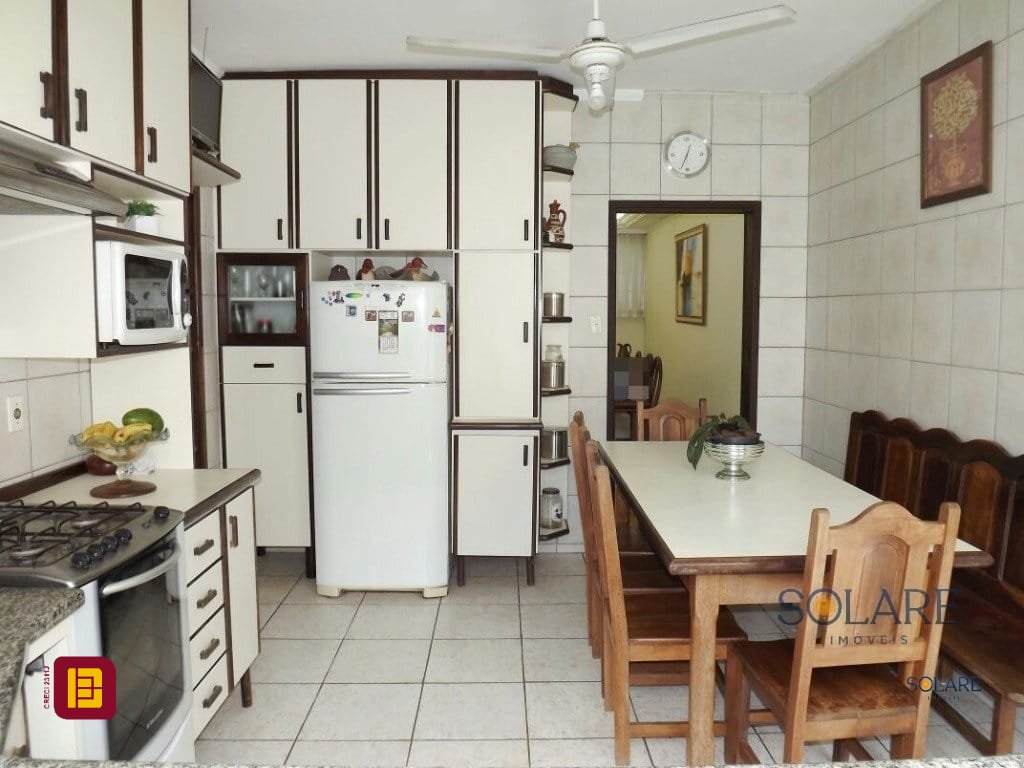 Casa com 356m², 7 quartos (sendo 1 suíte), 3 garagens, no bairro Trindade em Florianópolis