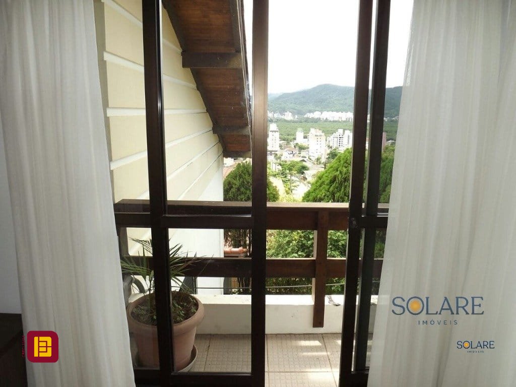 Casa com 356m², 7 quartos (sendo 1 suíte), 3 garagens, no bairro Trindade em Florianópolis