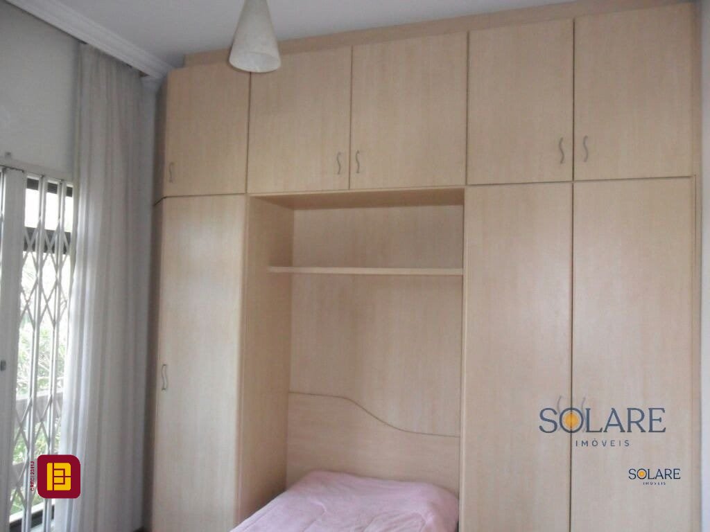 Casa com 356m², 7 quartos (sendo 1 suíte), 3 garagens, no bairro Trindade em Florianópolis